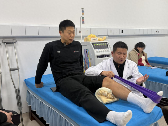 开云体育下载-岳阳男篮那个意外受伤的“冷面射手” ,即将满血复活重返赛场!|李启元|岳阳队|球迷|康复|岳阳市_新浪体育_新浪新闻